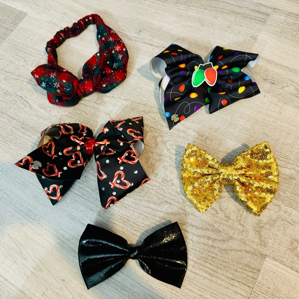 5 Piece 🎄🕎🎁🎀 Holiday Hair Bow Bundle. Super cute. Great Quality!
